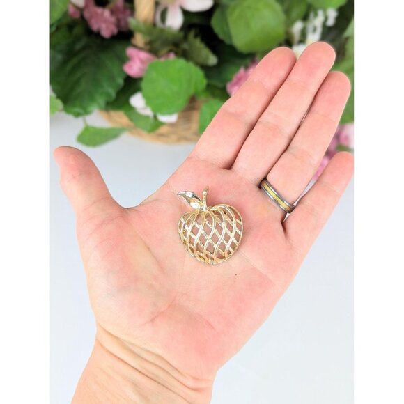 Vintage Gerry’s Gold Tone Apple Brooch Pin Open Latticework Fruit Jewelry - Picture 4 of 6
